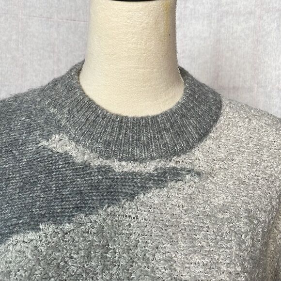 Abercrombie & Fitch Gray & White Geometric Cropped Sweater (Size: XS) - Picture 5 of 13